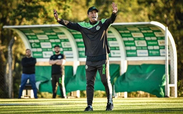 Santos acerta contratação do técnico Thiago Carpini