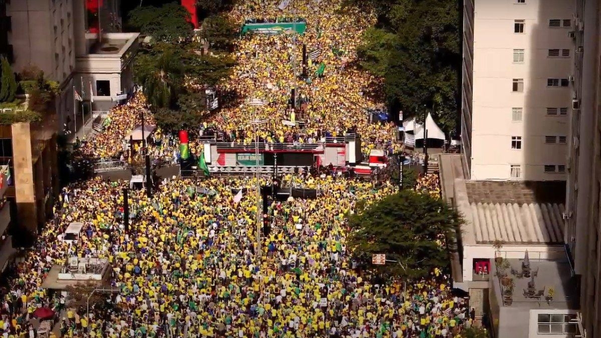 Manifestações de Apoiadores de Bolsonaro em Mais de 60 Cidades