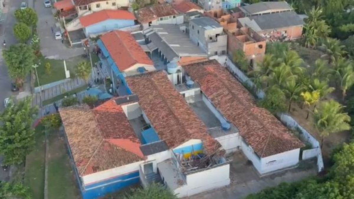 Teto desaba em escola na Bahia e 17 feridos são socorridos