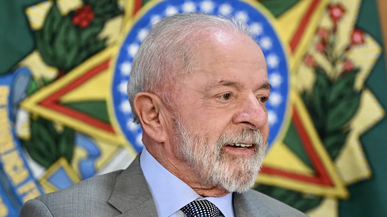 Lula lidera e venceria adversários em segundo turno, mostra pesquisa