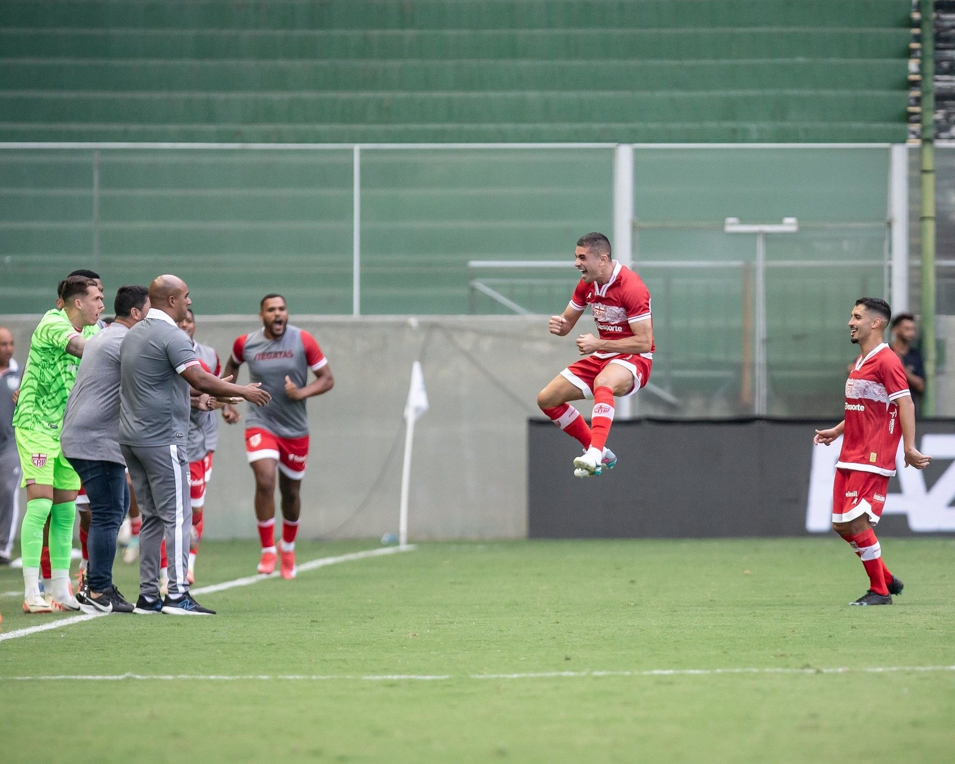 Gegê faz golaço de falta no estilo Ronaldinho