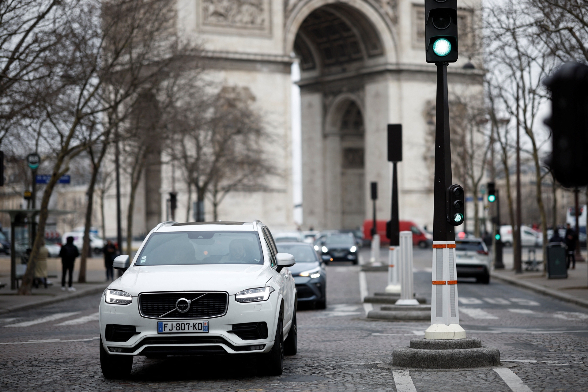 Paris transforma ruas em zonas sem carros para pedestres