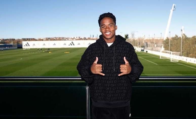 Endrick conhece Real Madrid e conversa com Ancelotti e craques do time
