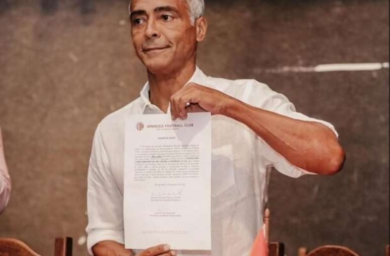 Romário assume America e reverencia Zagallo, que o vetou na Copa de 98