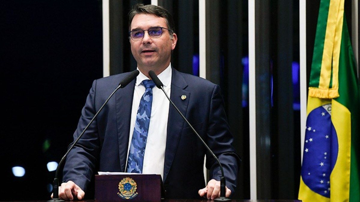 Flávio Bolsonaro admite que postou vídeo de pai