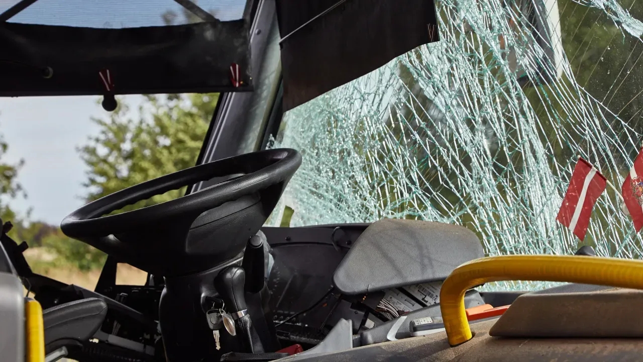 Queda de ônibus na Dutra deixa um morto e 25 feridos