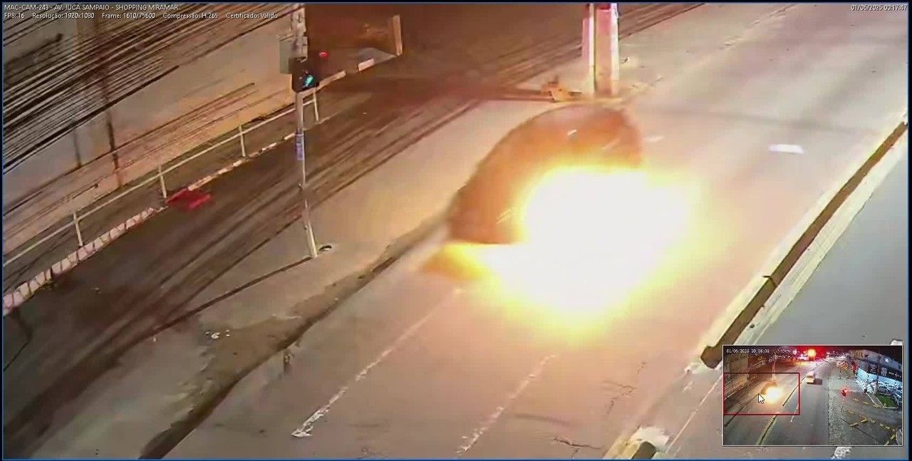 Carro pega fogo na Av. Juca Sampaio em Maceió