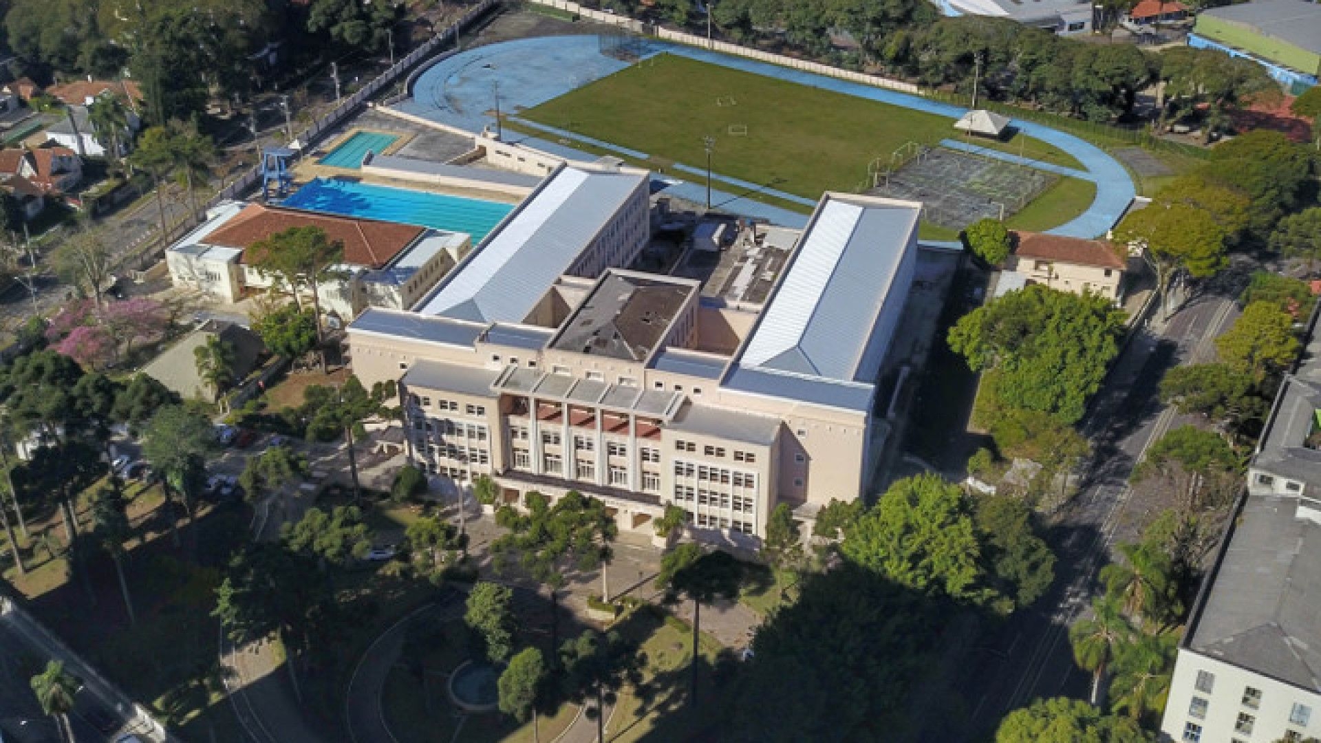 Pai de estudante denunciado por racismo dá voz de prisão à mãe da vítima em escola de Curitiba