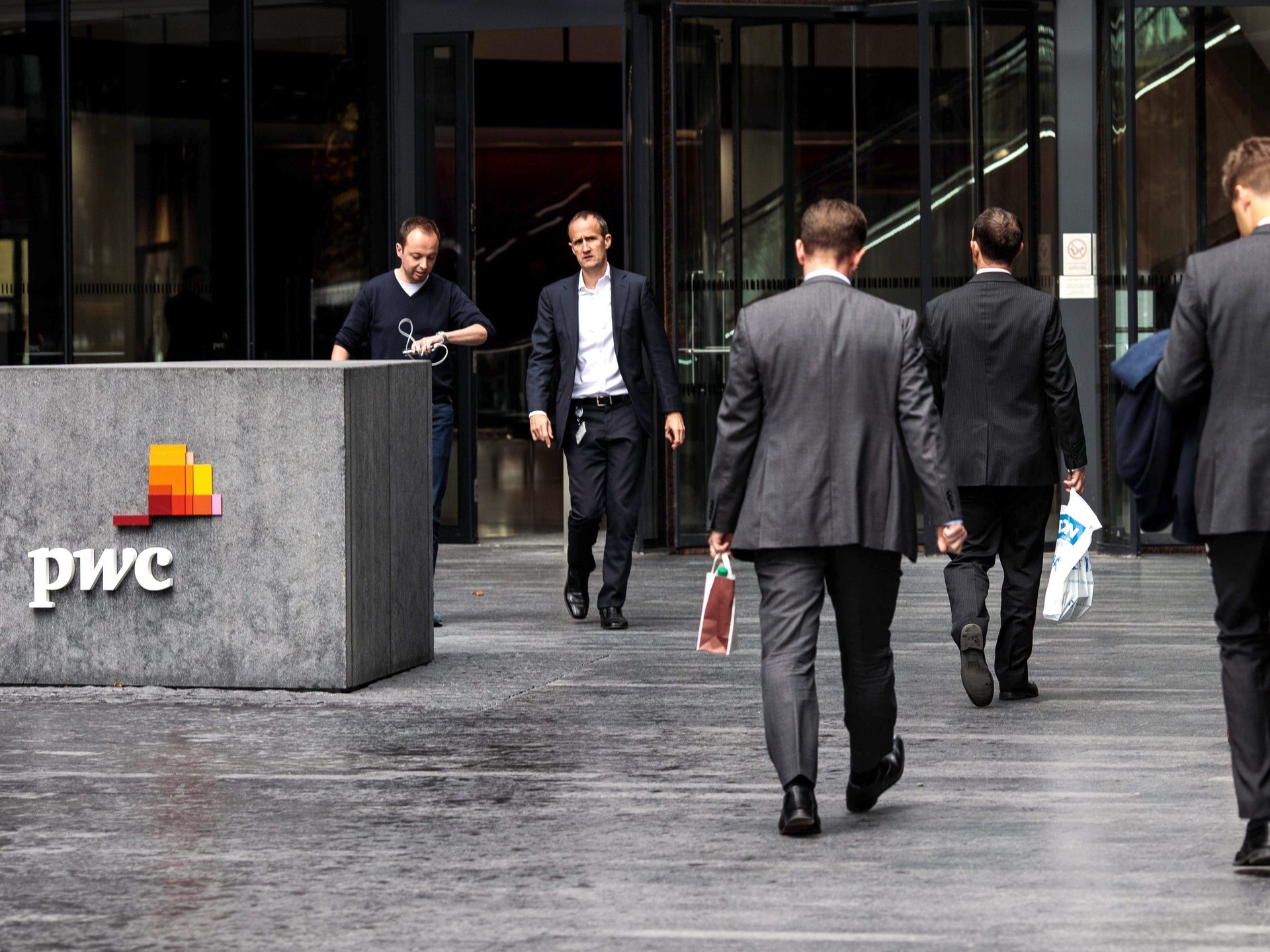 Tarifas de Trump aumentam demanda por consultorias e negócios