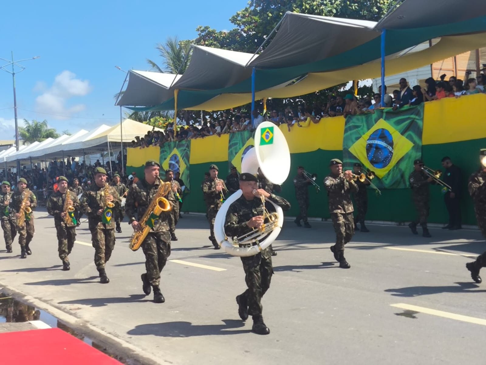 Multidão celebra 7 de Setembro com desfile em Maceió