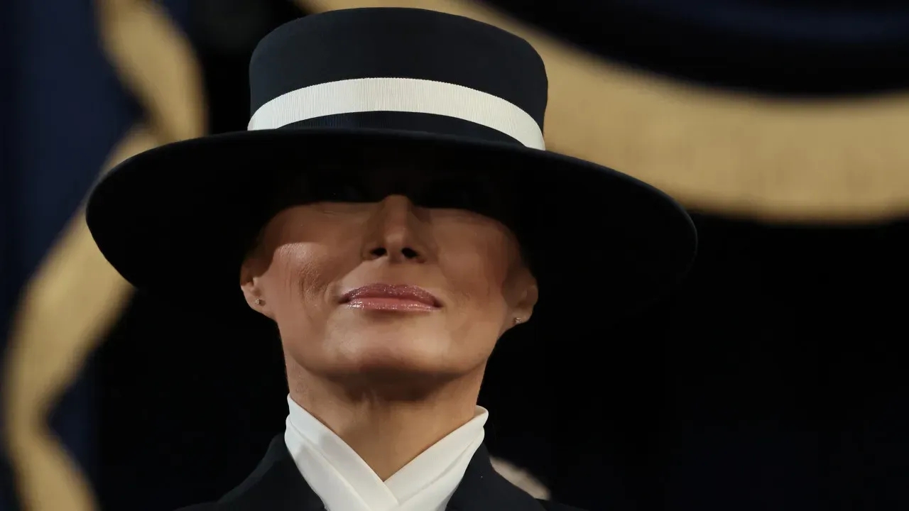 Retrato oficial de Melania Trump é divulgado na Casa Branca