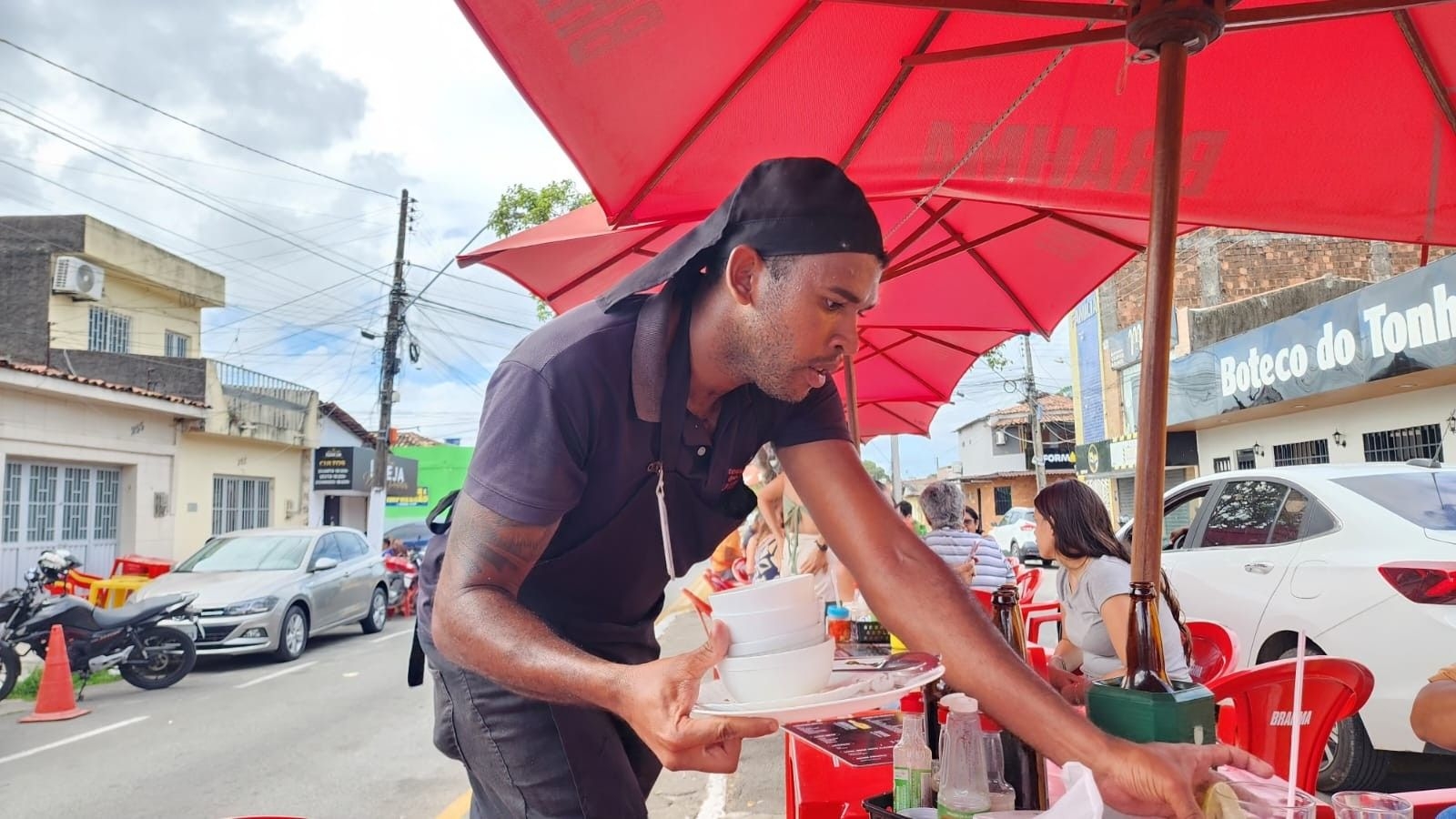 Iago Roseno: o garçom que corre para atender clientes