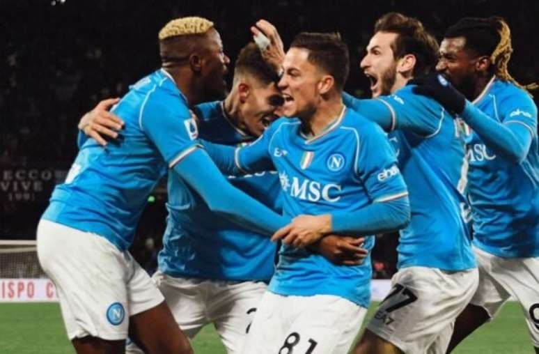 Napoli sua, mas vence o Cagliari no Italiano