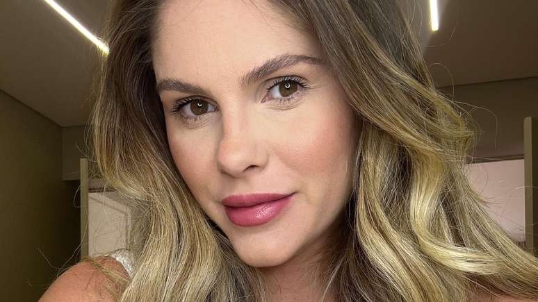 Bárbara Evans encanta a web ao exibir ensaio newborn dos gêmeos