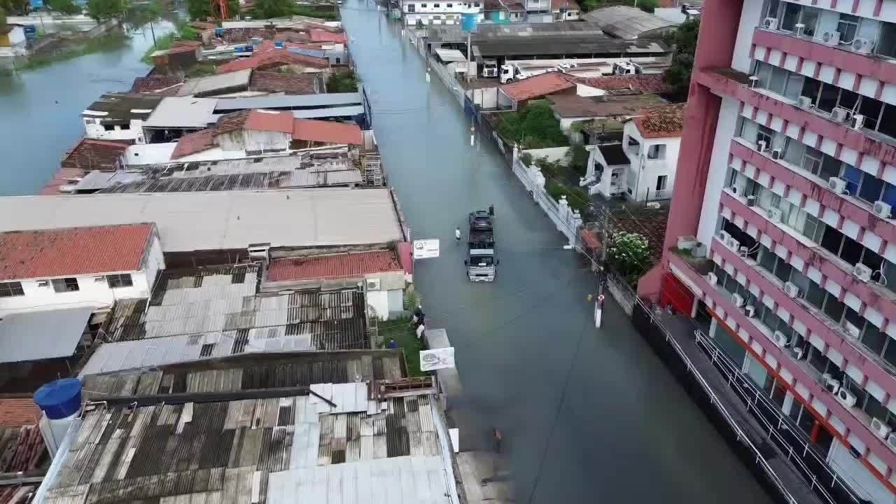 Rua Miguel Palmeira alaga novamente após chuvas em Maceió