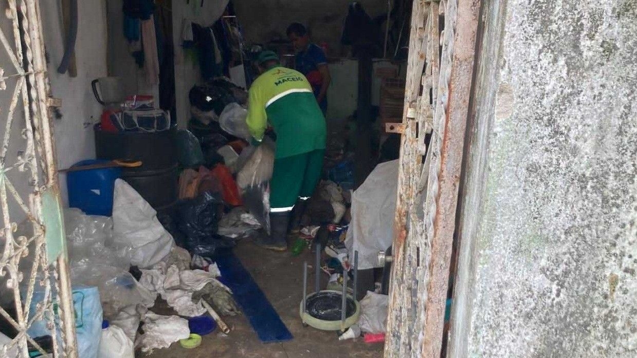 Lixo e pragas são removidos de casa em Maceió