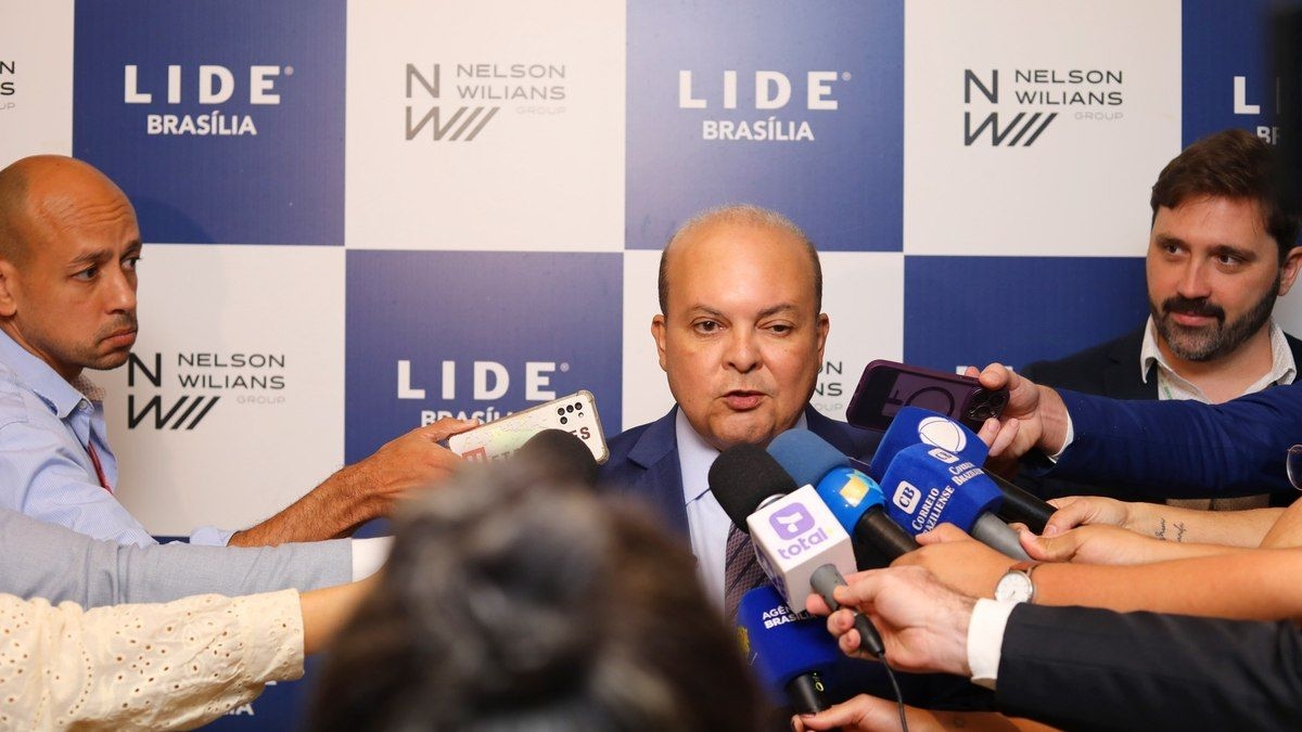 Ibaneis comenta sobre greve e multa aos professores no DF