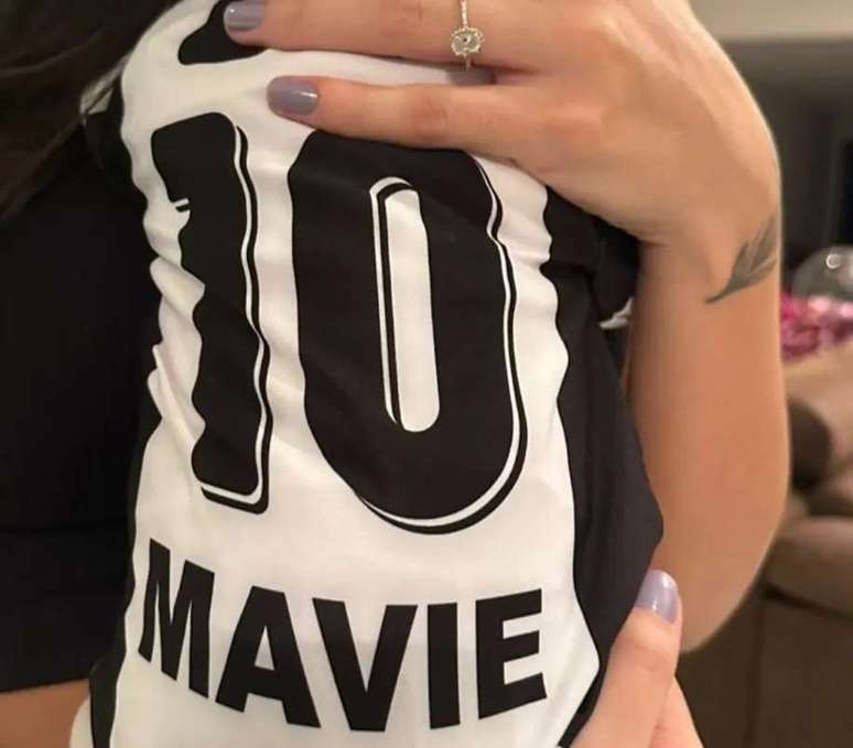 Neymar vibra com jogo do Santos e publica foto da pequena filha uniformizada