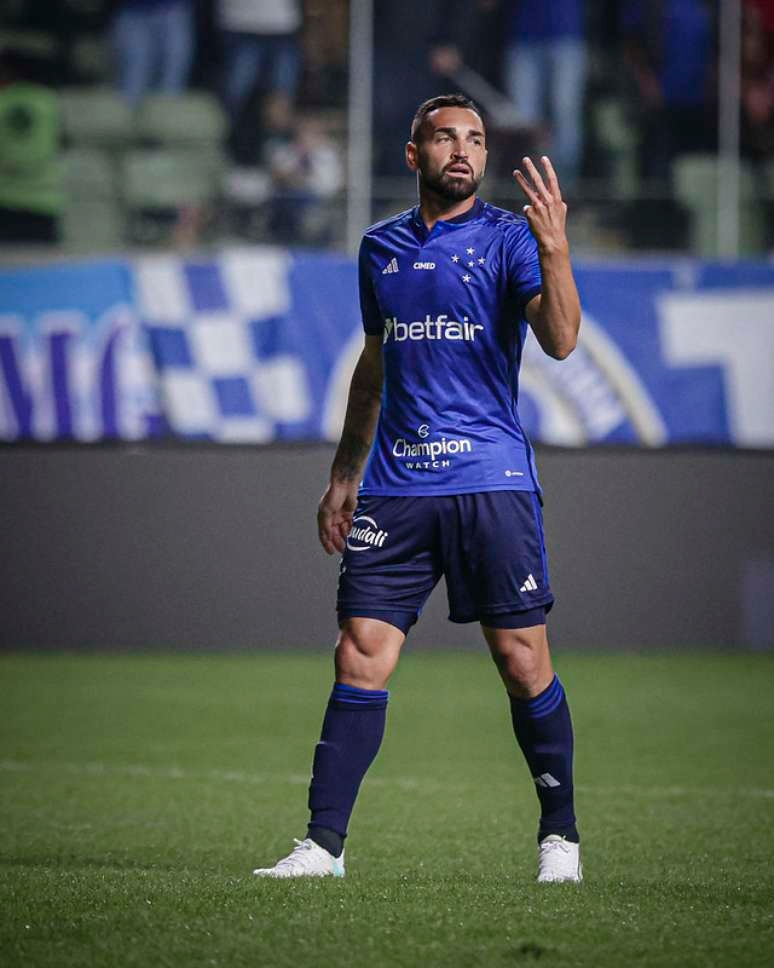 Ex-atacante do Cruzeiro pede paciência com Gilberto até 2024