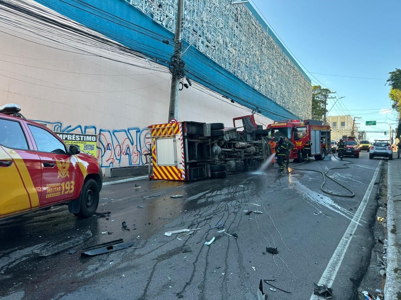 Bombeiros socorridos após viatura tombar em Maceió