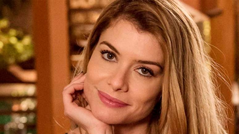 Alinne Moraes exibe foto rara com o filho na Bahia e fãs reagem