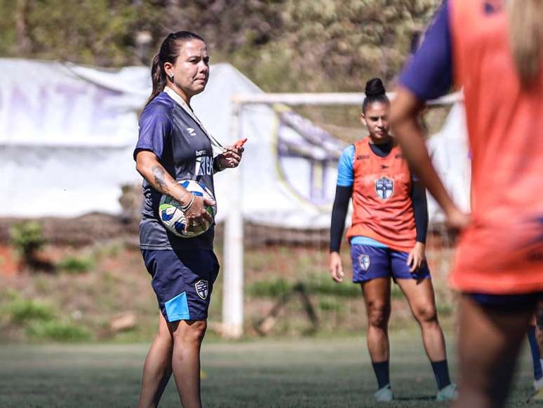 Palmeiras negocia com treinadora do Real Brasília para assumir time feminino