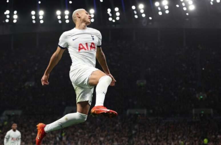 Richarlison recupera bom futebol após cirurgia e recebe elogios no Tottenham