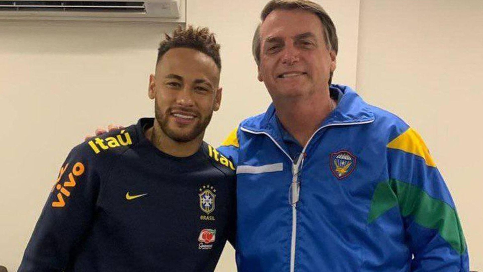 Bolsonaro entrega medalha de 'imbrochável' para Neymar e discute futuro do jogador na política