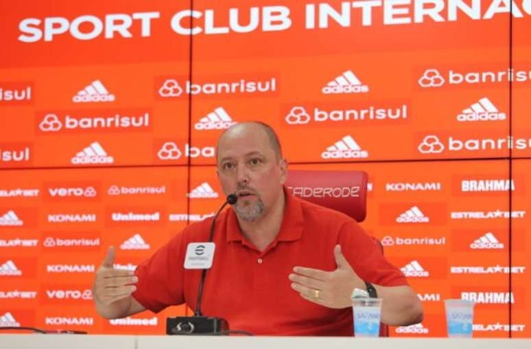 Presidente do Inter viaja para fechar com Borré