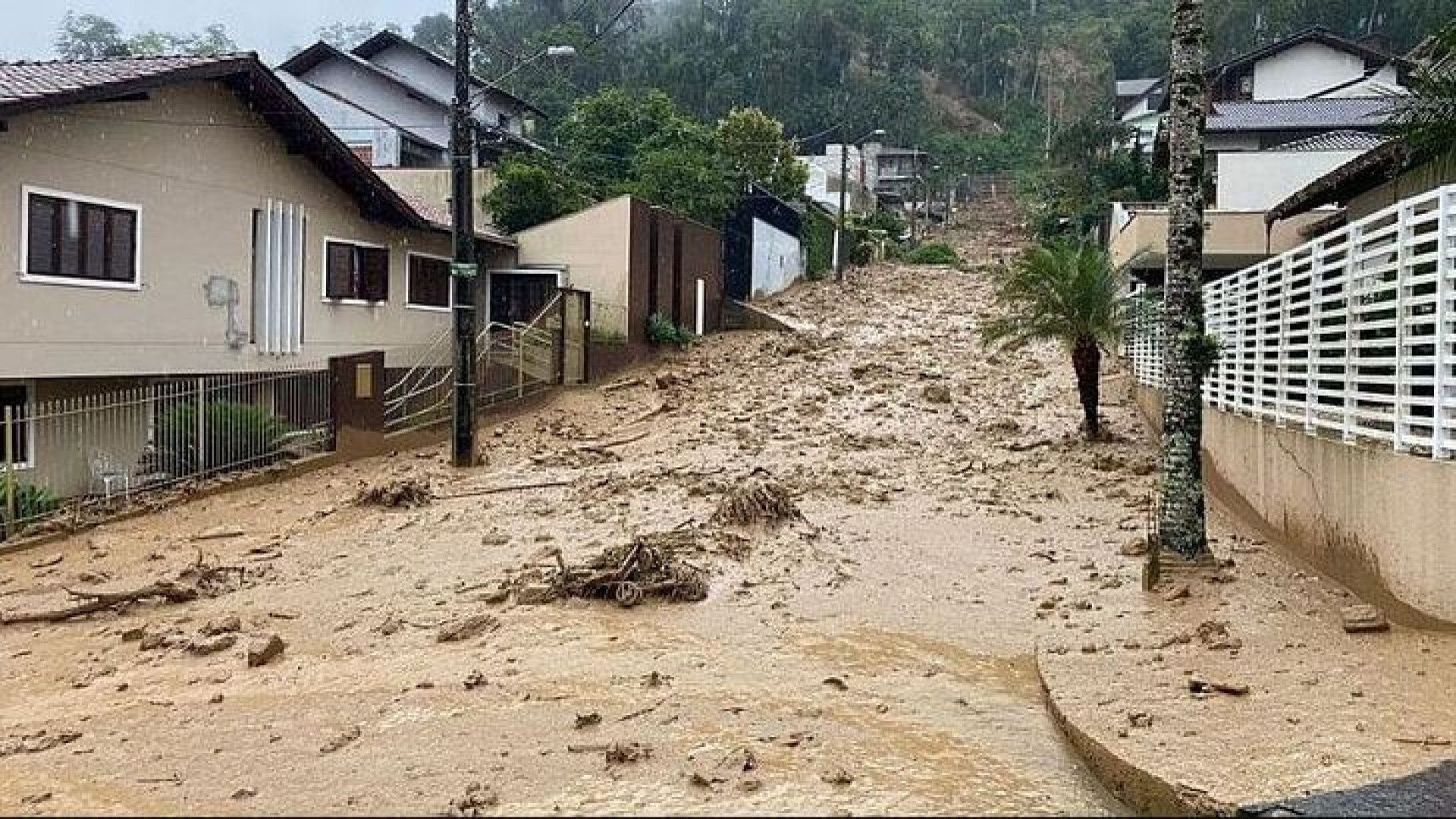'Avalanche' de lama atinge rua em Blumenau