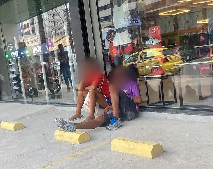 Moradores de rua usam faca para ameaçar funcionários de loja após discussão em Maceió