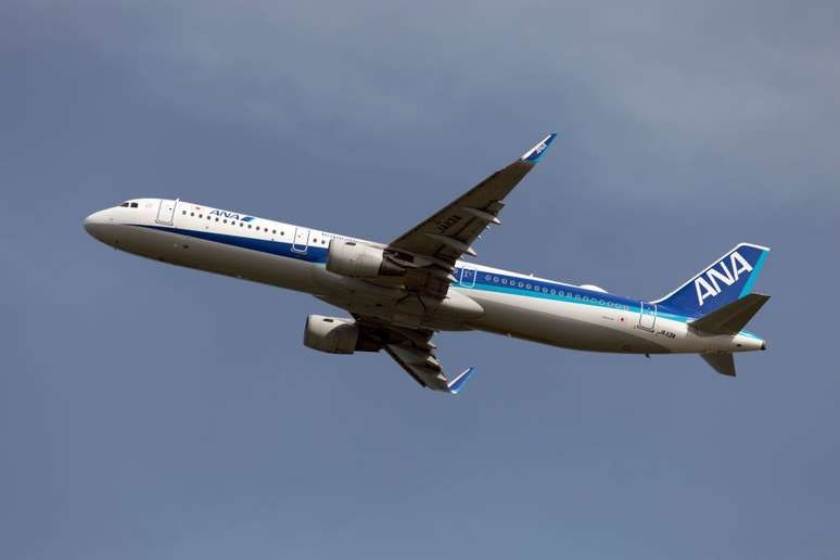 Janela do piloto racha e avião da Boeing falha em pleno voo no Japão