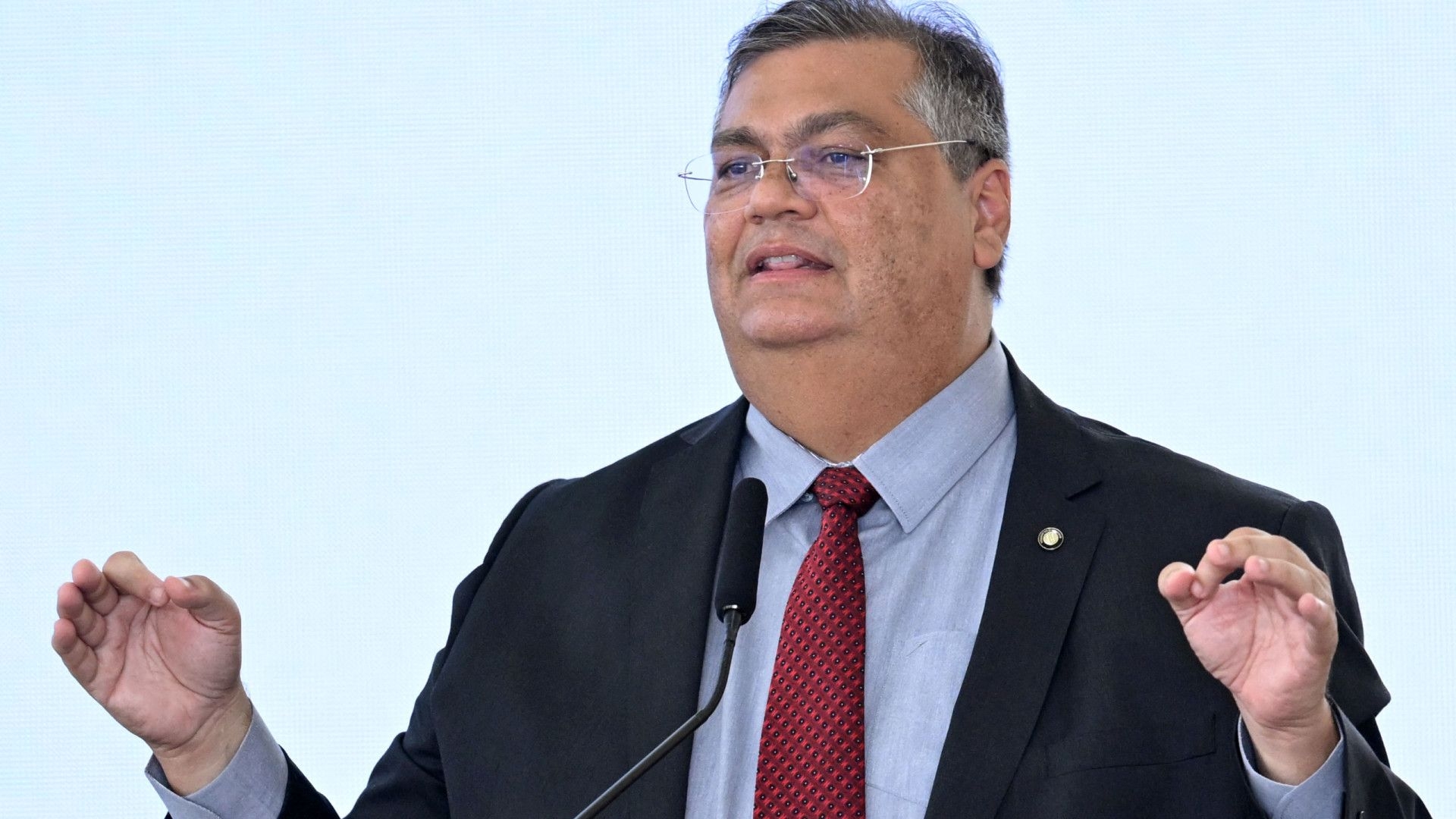 Weverton Rocha apresenta relatório favorável à indicação de Flávio Dino ao STF