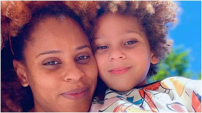 Marido de Aline Wirley mostra como o filho está parecido com a mãe