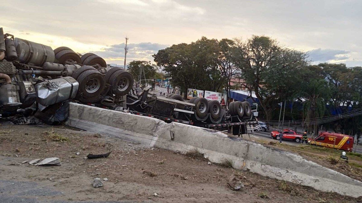 Acidente com carreta derruba postes em Taubaté SP