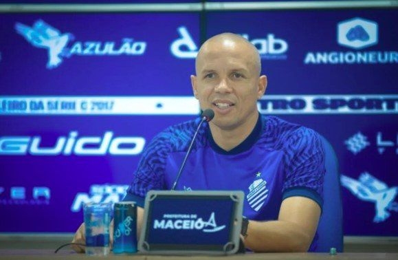 CSA demite técnico Higo Magalhães após derrota para Londrina