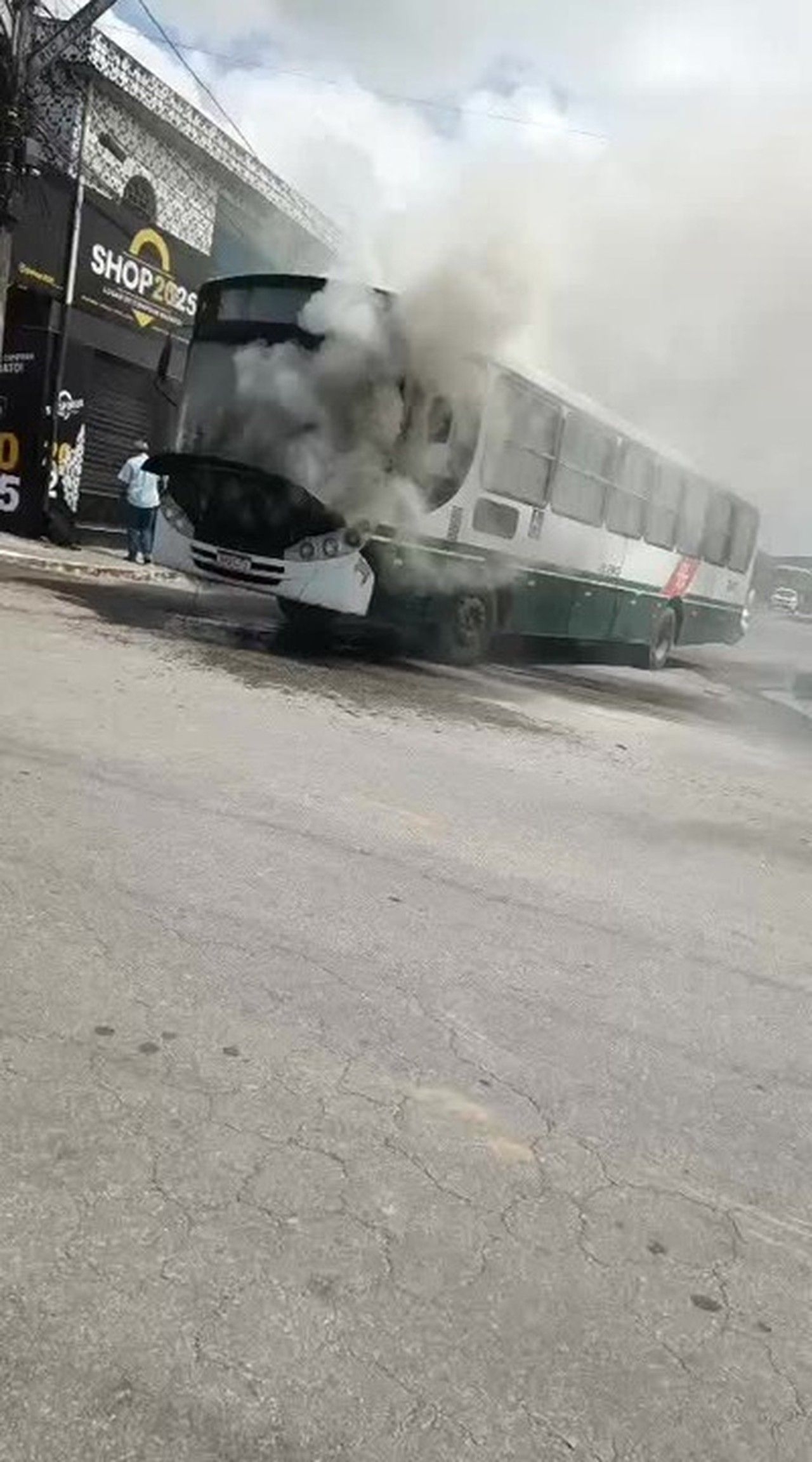 Incêndio em ônibus causa agitação em Rio Largo, AL