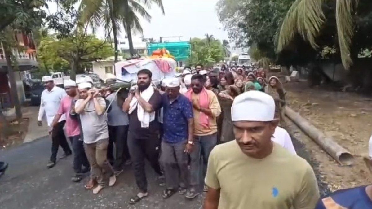 Sobrevivente de queda de avião sepulta irmão na Índia