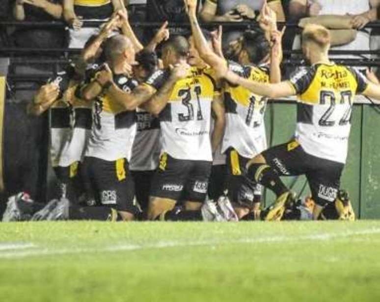 Meia do Criciúma, Felipe Mateus destaca a importância de sequência de vitórias na reta final da Série B