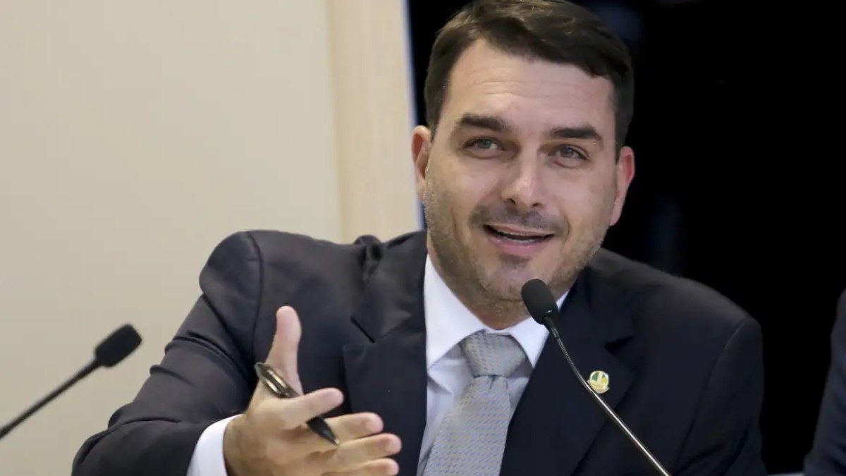Flávio Bolsonaro inicia negociações por anistia