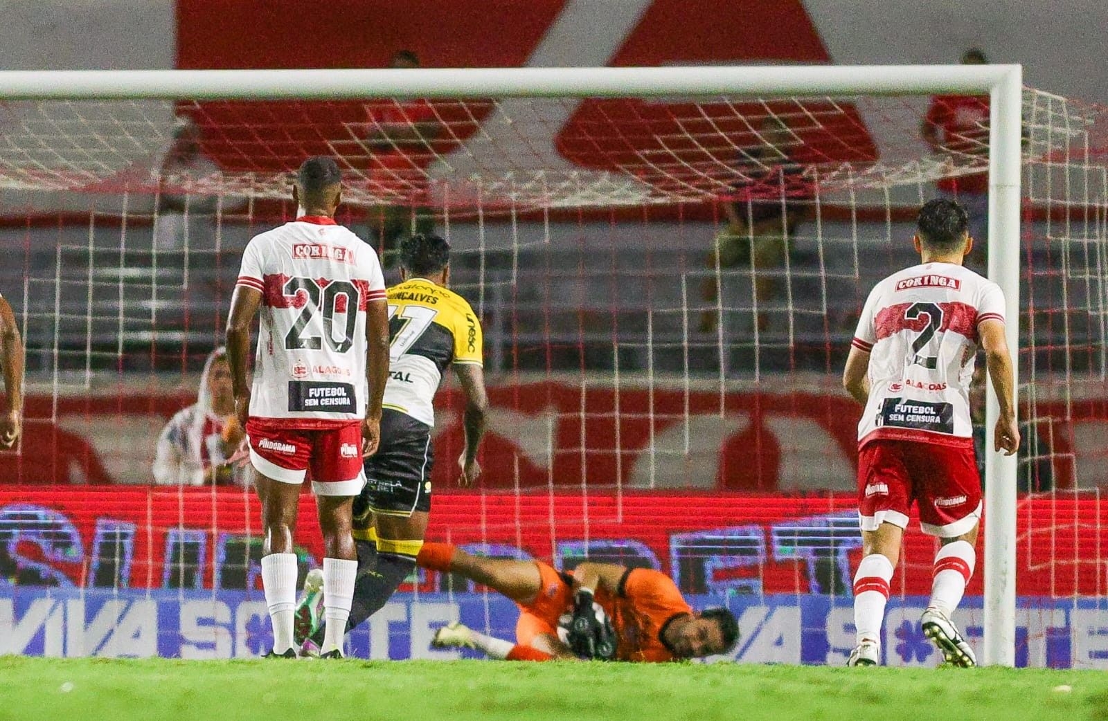 Matheus Albino brilha e mantém CRB no G-4 da Série B