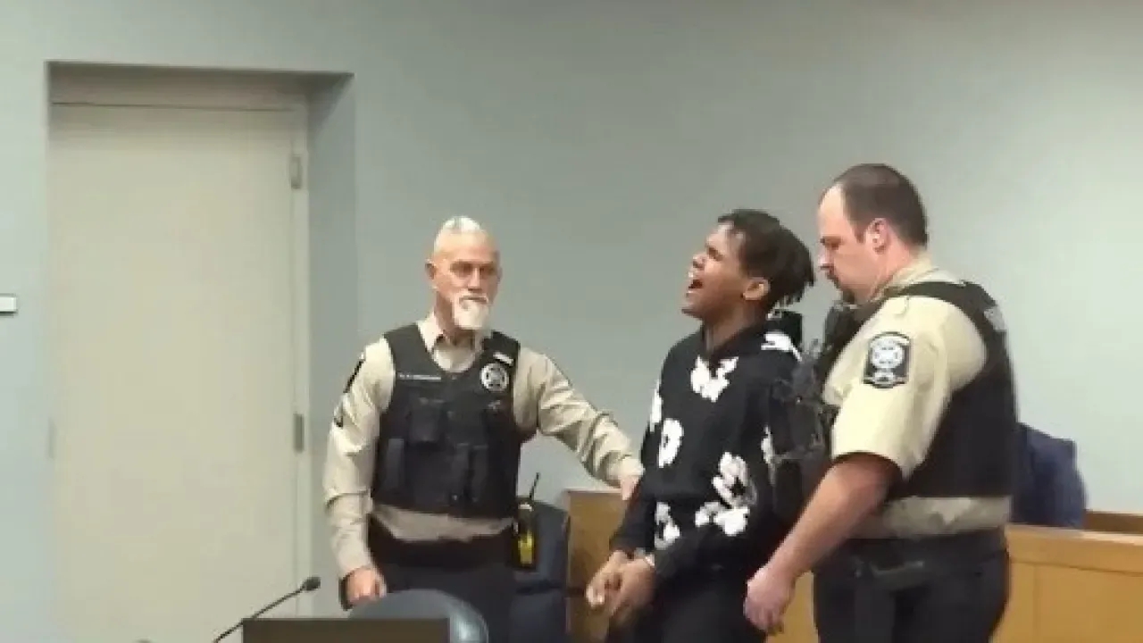 Adolescente chora ao saber que será julgado como adulto