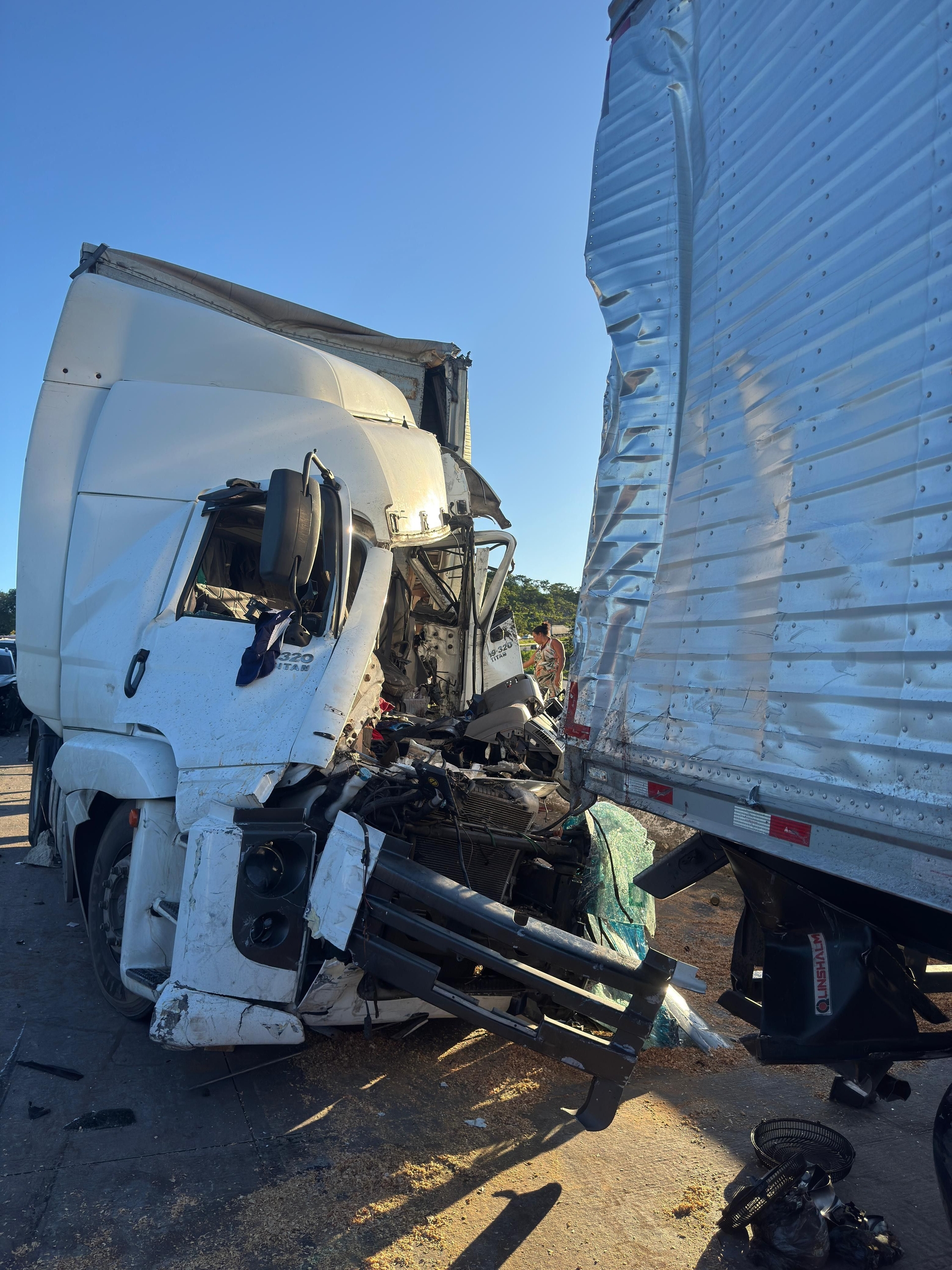 Engavetamento entre caminhões deixa um morto em Alagoas