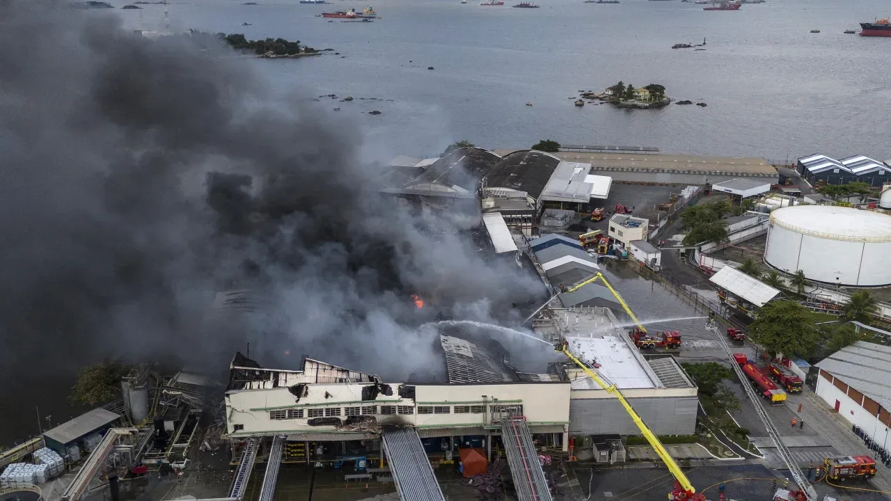 Incêndio em fábrica gera risco de vazamento na Baía de Guanabara