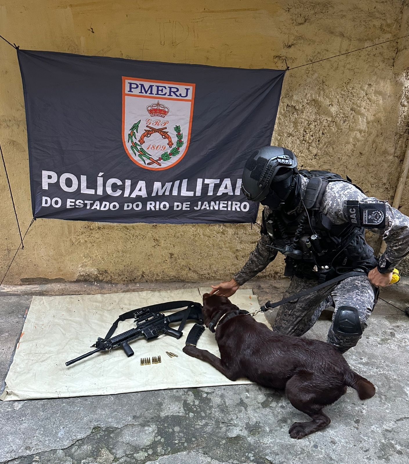 Polícia apreende fuzil de R$ 60 mil na Ilha do Governador