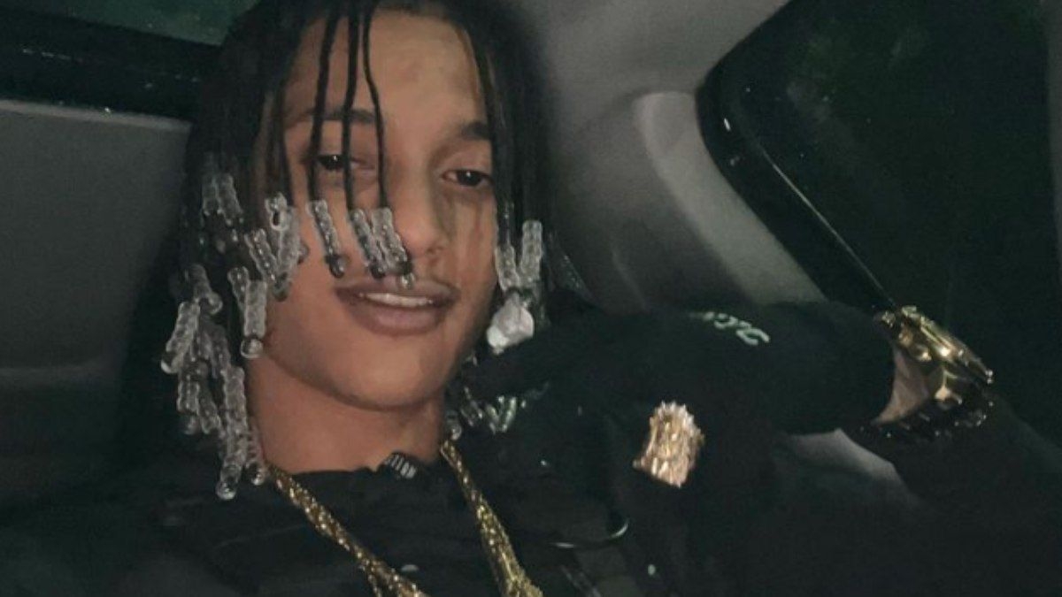 Carro invade shopping em Goiás e causa caos