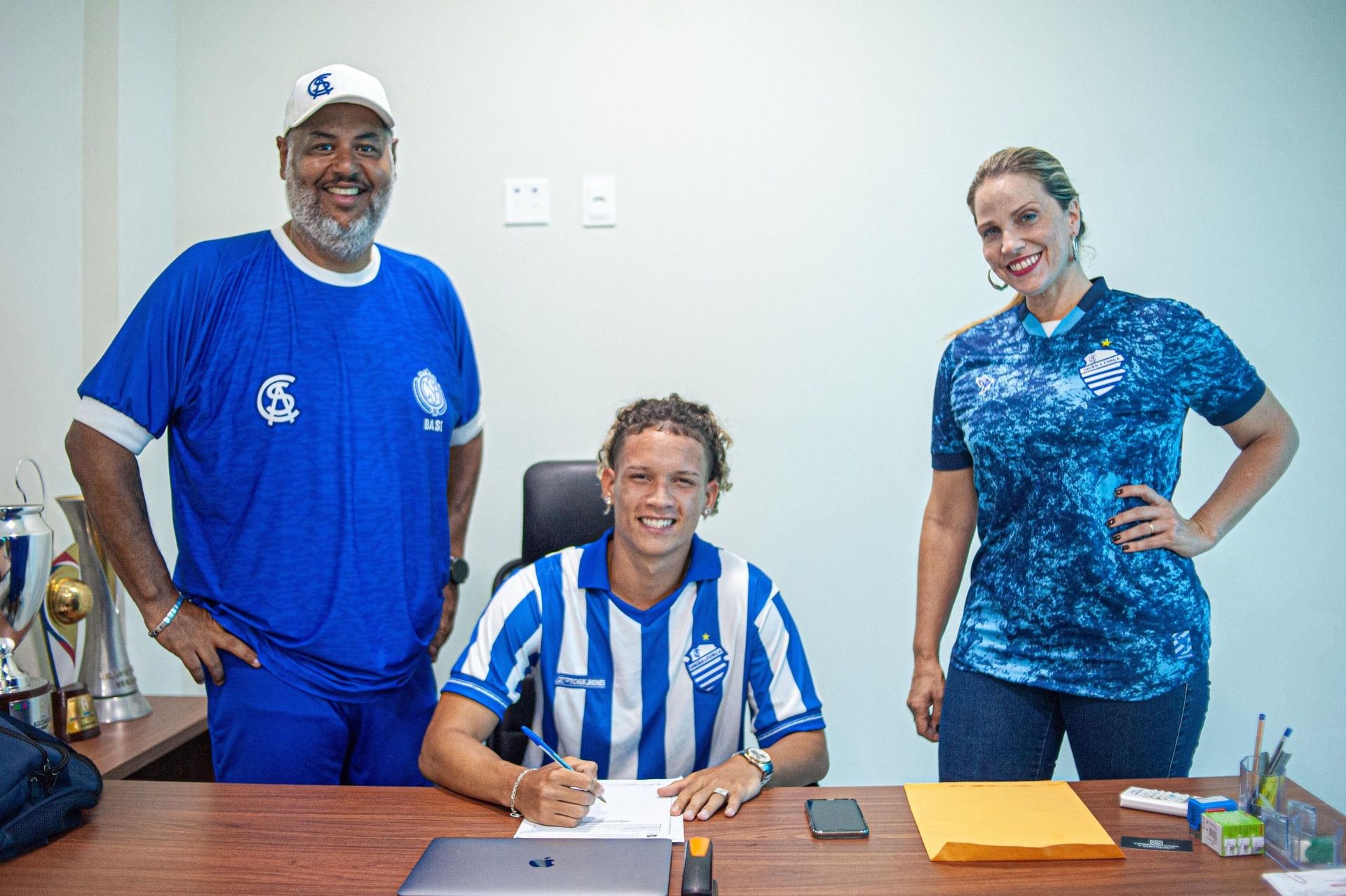 Neto do palhaço Birinho assina contrato com o CSA