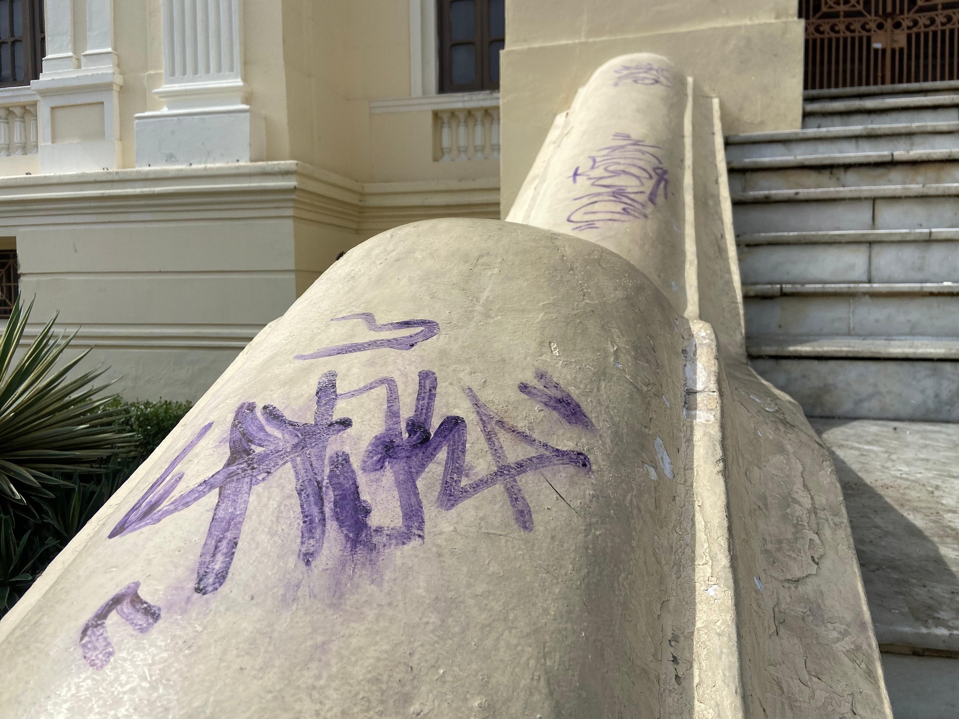 Vandais picham prédio histórico da Associação Comercial de Maceió