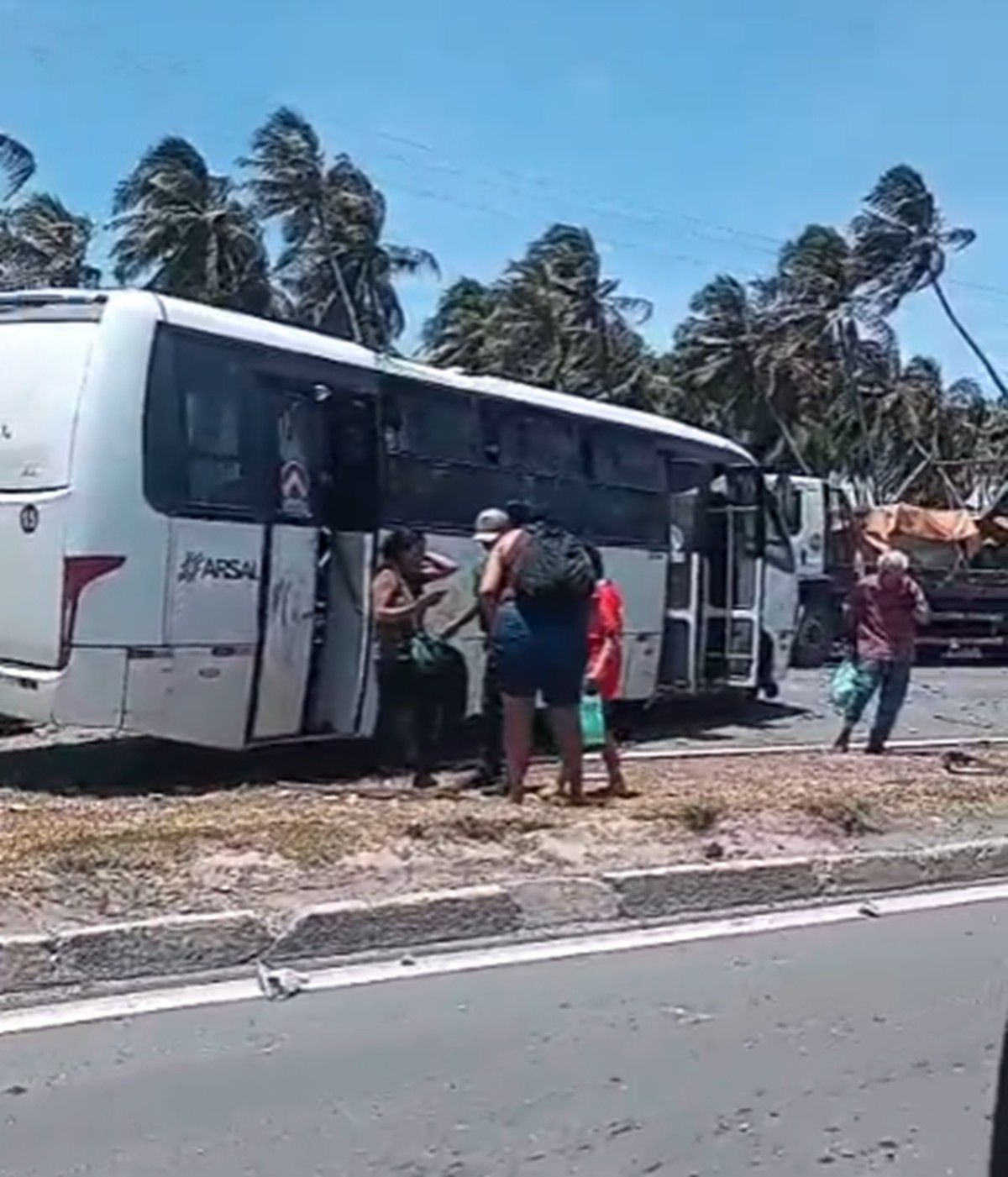 Acidente com micro-ônibus deixa feridos em Maceió