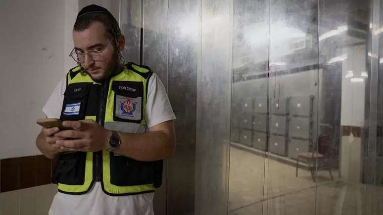 Os voluntários que dão dignidade aos mortos em ataque do Hamas